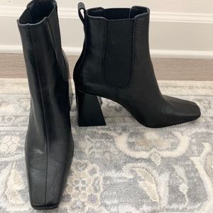 TOPSHOP Black Ankle Booties w sturdy block heel!